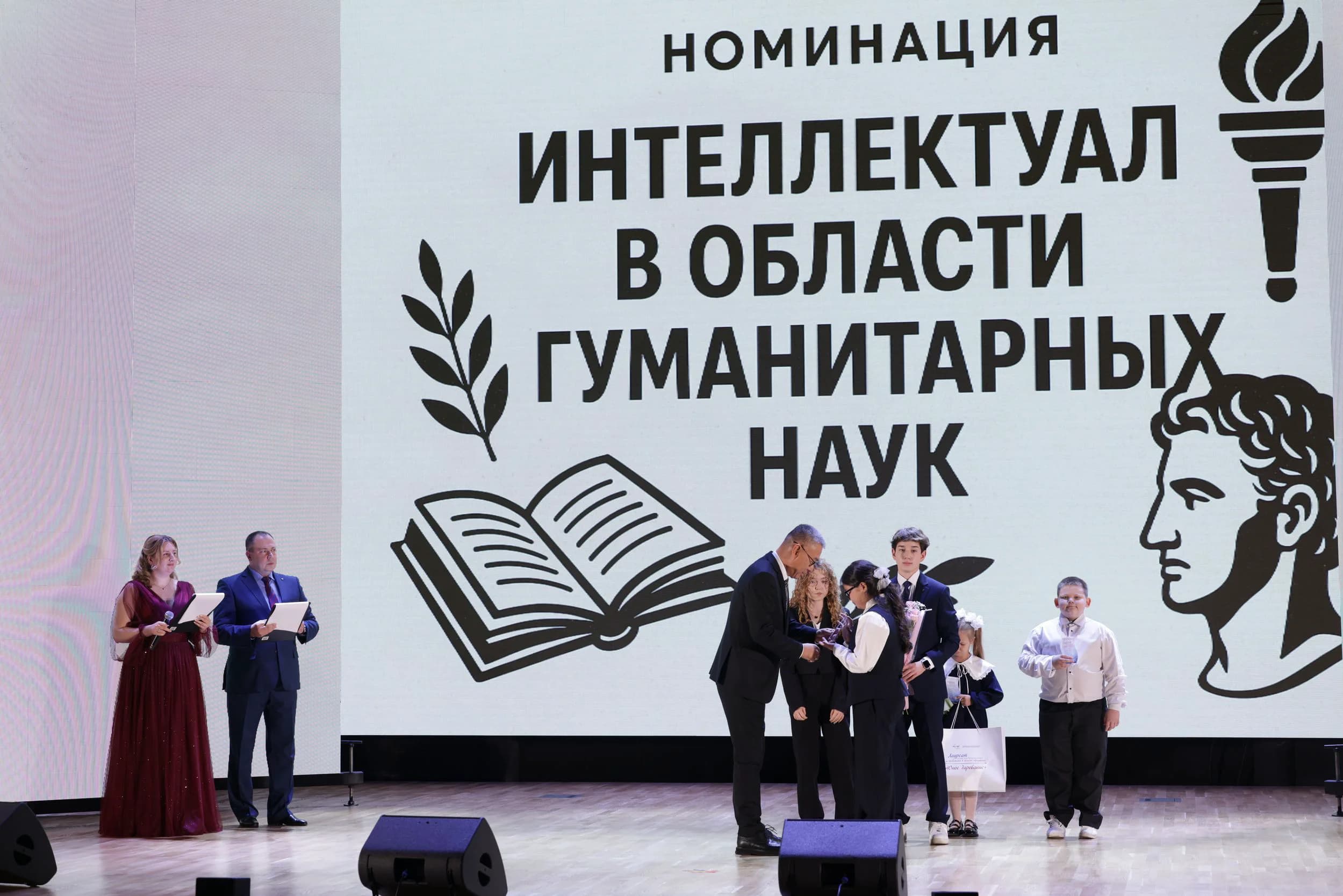Глава Тазовского района Виктор Югай вручает премию школьникам