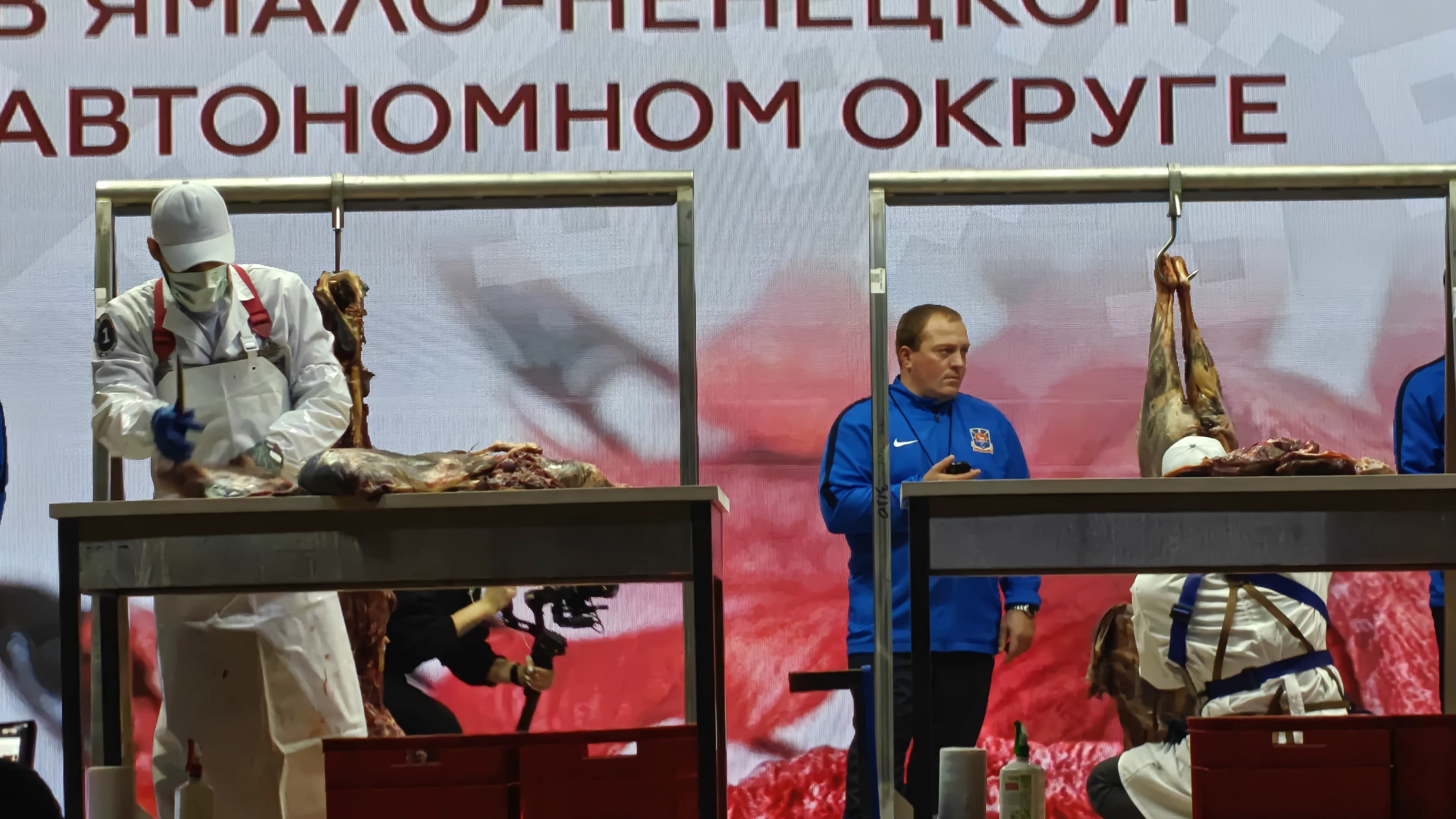 Мастер за работой на III Всероссийском конкурсе по обвалке оленины