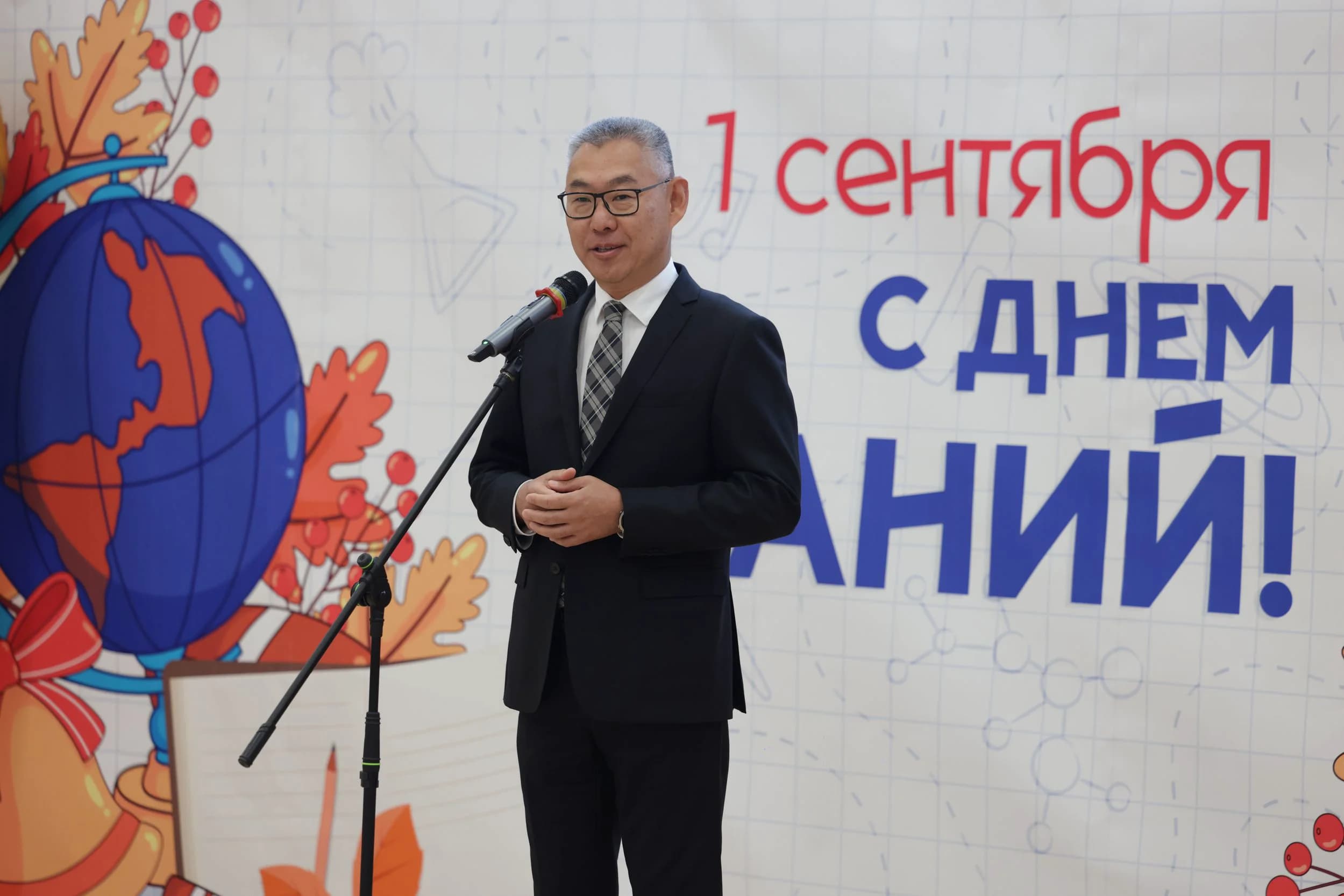 Глава Тазовского района Виктор Югай поздравляет с 1 сентября
