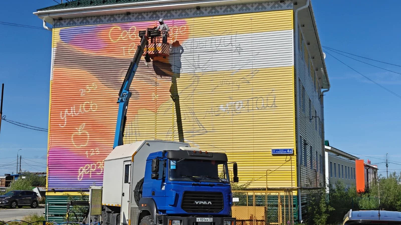 В Тазовском художник создает новый мурал на «Доме медика»