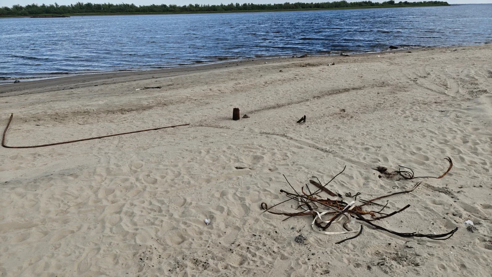 Берег реки Таз оказался опасен после схода воды. Фото