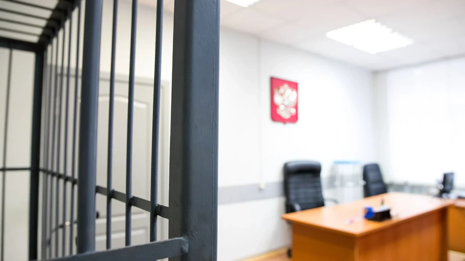 В суде Тазовского района отремонтировали лестницы и установили противопожарные двери